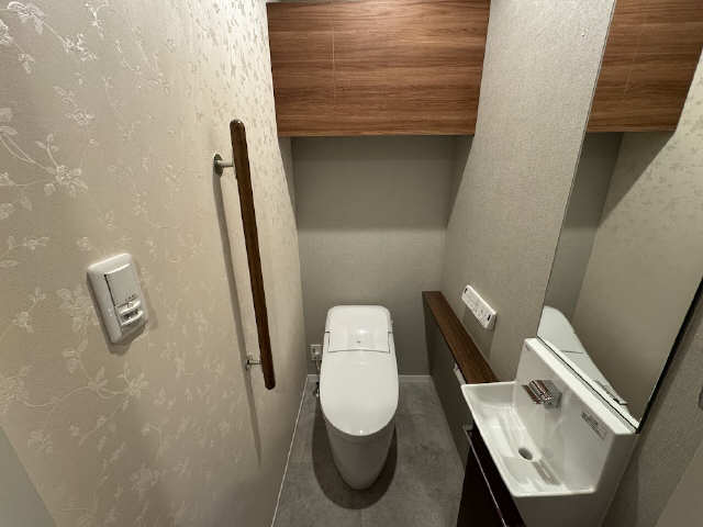 トイレ　左側アクセントクロスは張替予定