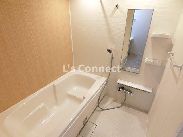 バス・シャワールーム　足を伸ばして入れる１坪浴室。追焚き、浴室乾燥付き。