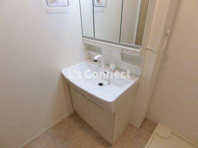 洗面設備　朝の支度もスムーズな独立洗面台。