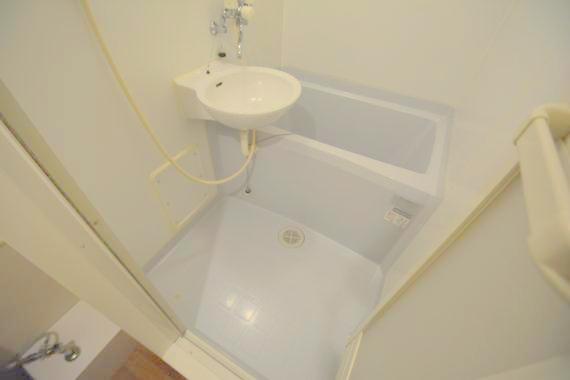 バス・シャワールーム　バスルームはトイレと別々で、広々としていますよ。