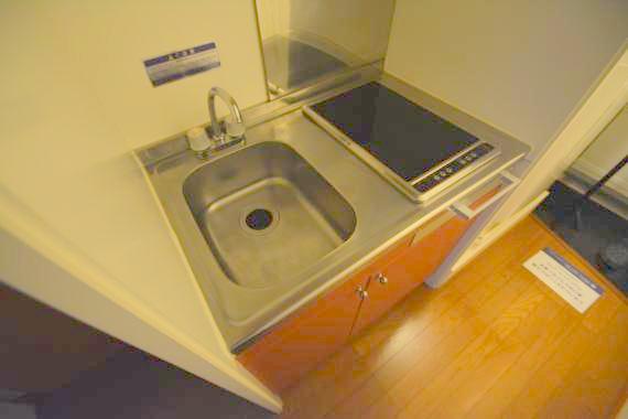 キッチン　ピカピカのミニキッチンです。お料理が楽しくなりますね。