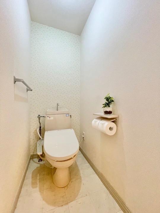 トイレ　ウォシュレット付き、トイレットペーパー2個置けます。