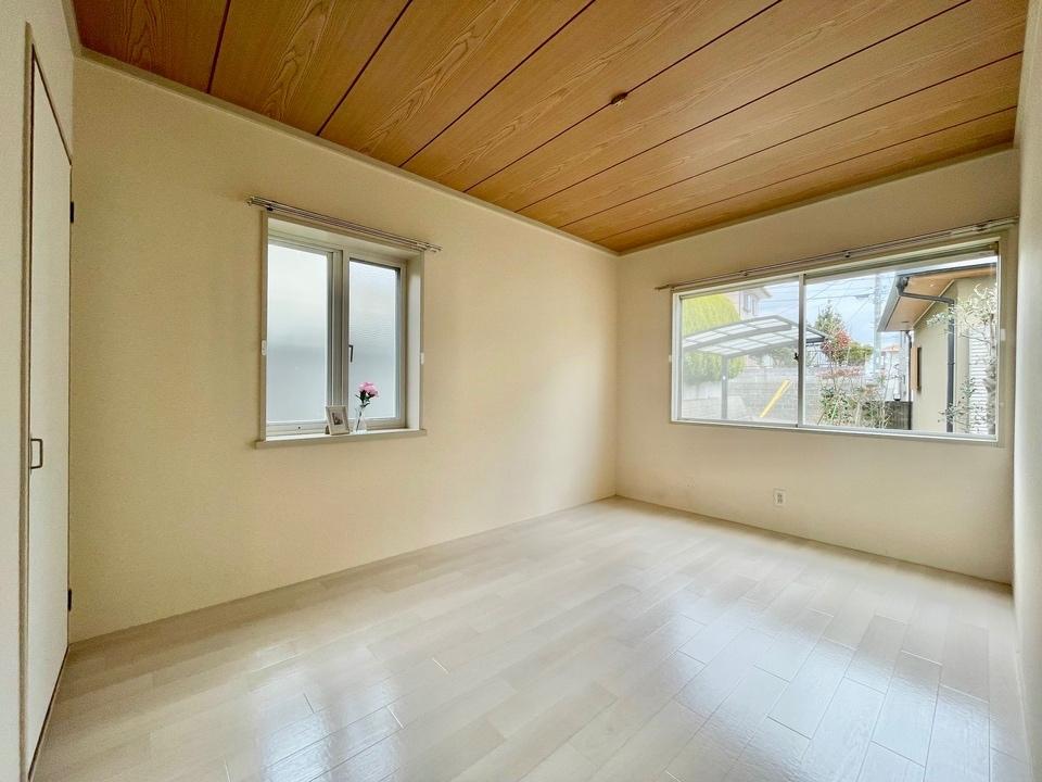 眺望　洋室。窓が2つあり明るいです。