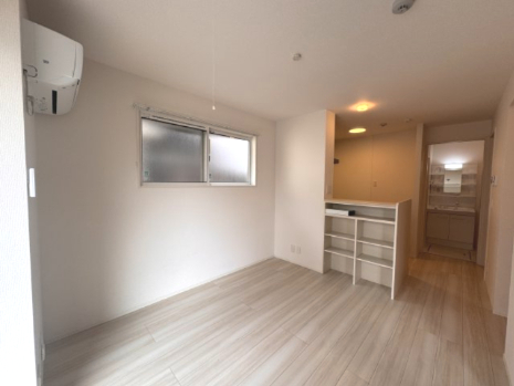 居室・リビング　ワークスペース付き。エアコンとWIC、床下収納も備えた1LD