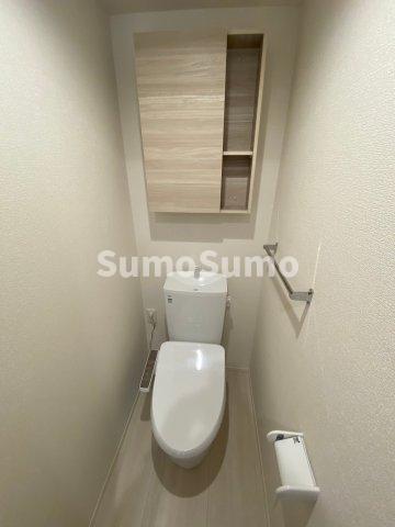 トイレ　落ち着いた色調のトイレです