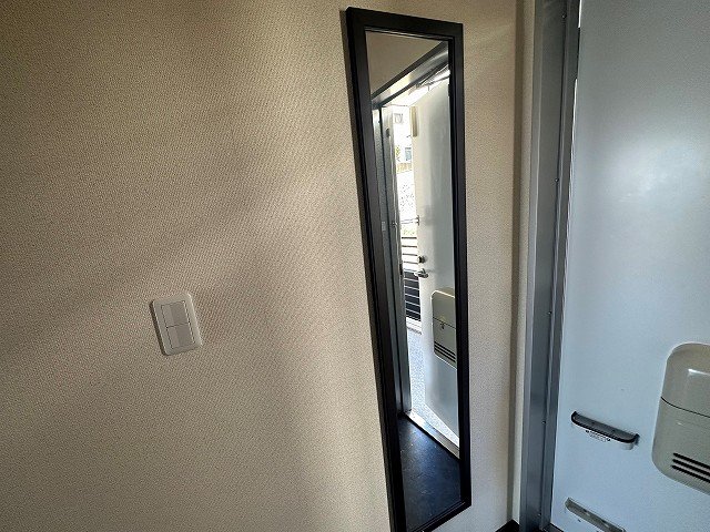 玄関　玄関横にある姿見です。