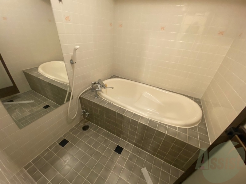 バス・シャワールーム　バスルームはこちらです。広々としてゆったり休めます。