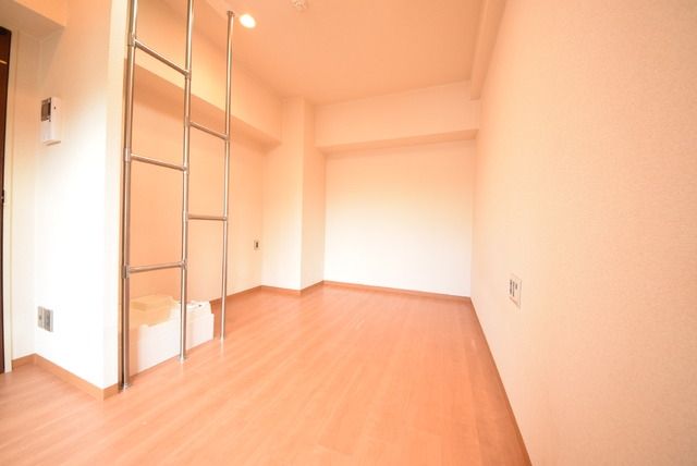 その他部屋・スペース　バスルームから見たお部屋です