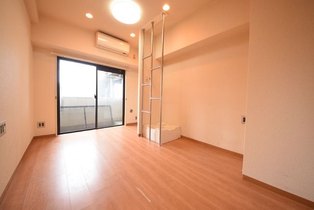 居室・リビング　キッチン側から見たお部屋です