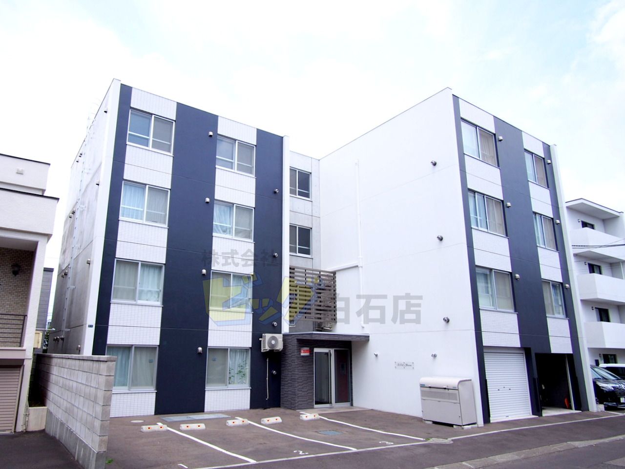 建物外観　夏も快適なエアコン付きのマンションです♪