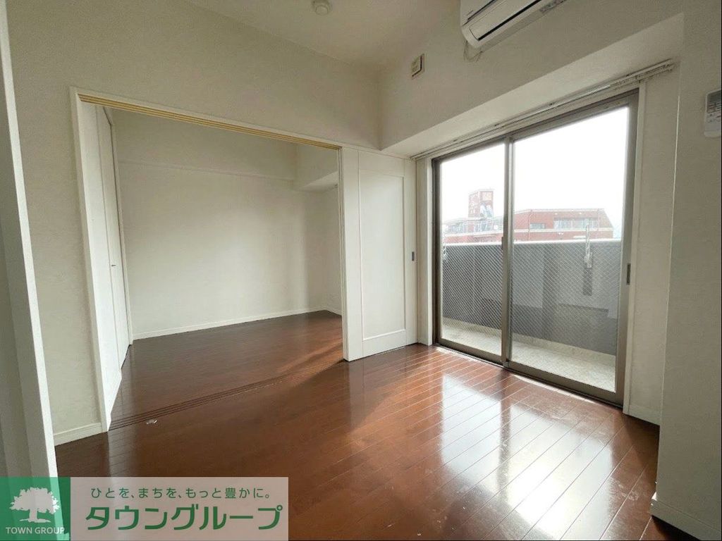 居室・リビング　※別号室のお写真です。