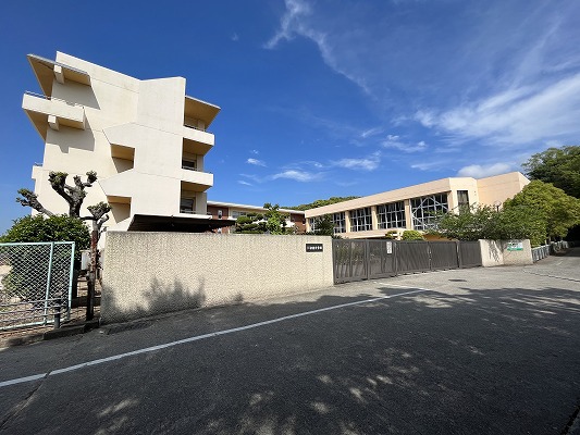 中学校　赤穂市立中学校赤穂中学校（中学校）まで826m