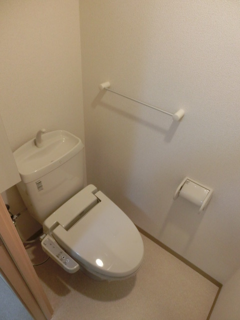 トイレ　上部に棚が有りますのでストック品は棚へ。