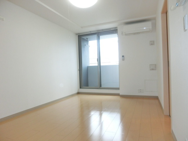 居室・リビング　どんな家具でもあわせやすいナチュラルカラーのフローリング。