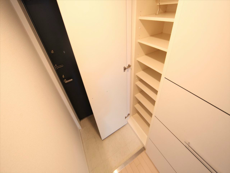 玄関　玄関　シューズボックス付