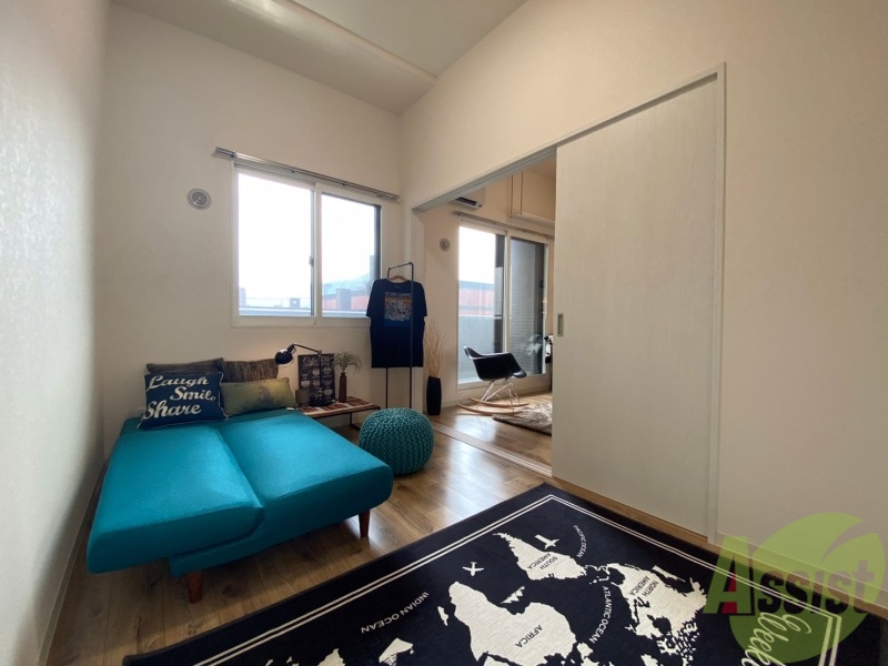 その他部屋・スペース　こちらが寝室です。窓が大きくて明るいですね。