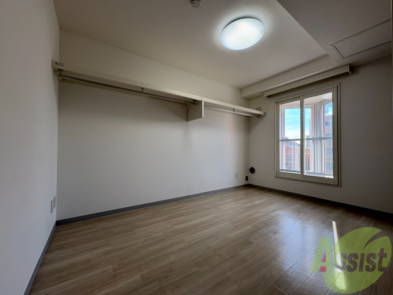 その他部屋・スペース　寝室はこちらです。光が差し込む、温かみのあるお部屋です。