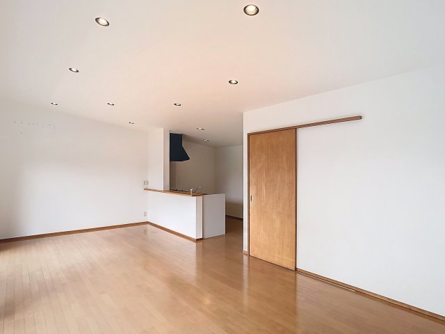 居室・リビング　掲載写真は同一建物内の別間取りの部屋を掲載おります。実際のお