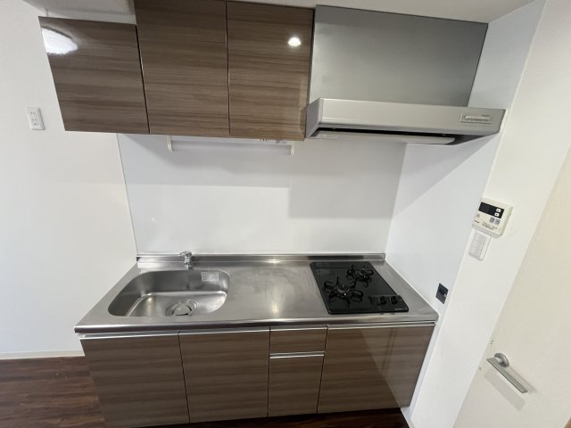 キッチン　写真は、他部屋の反転間取りとなっております。