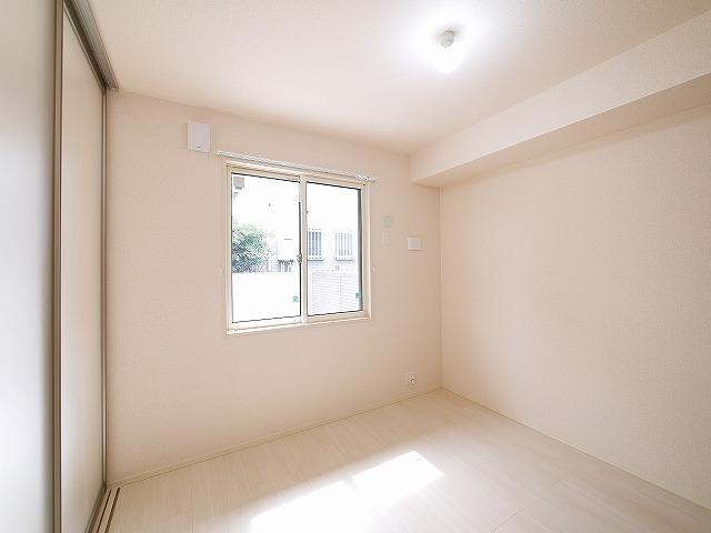その他部屋・スペース　開放的な寝室です