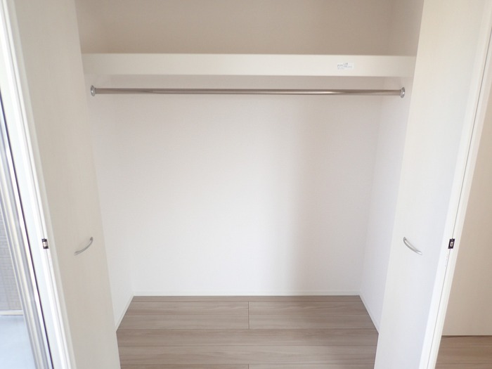 収納　※同建物の別のお部屋の写真です。