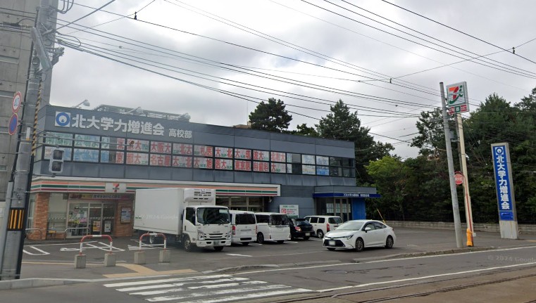 コンビニ　セブンイレブン札幌南高校前店（コンビニ）まで104m