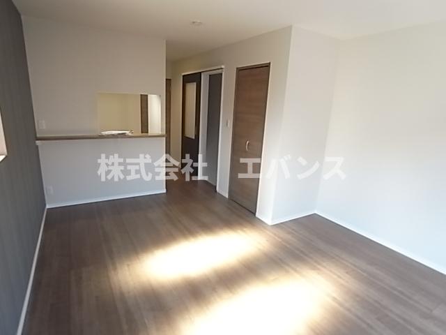 その他部屋・スペース　落ち着いた色調の寝室です