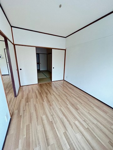 その他部屋・スペース　広くて明るい寝室