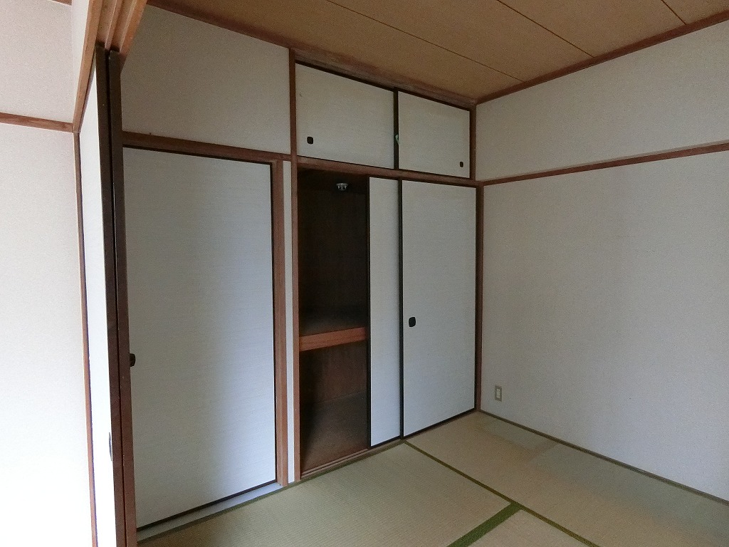 収納　４．５帖和室の天袋付き収納。