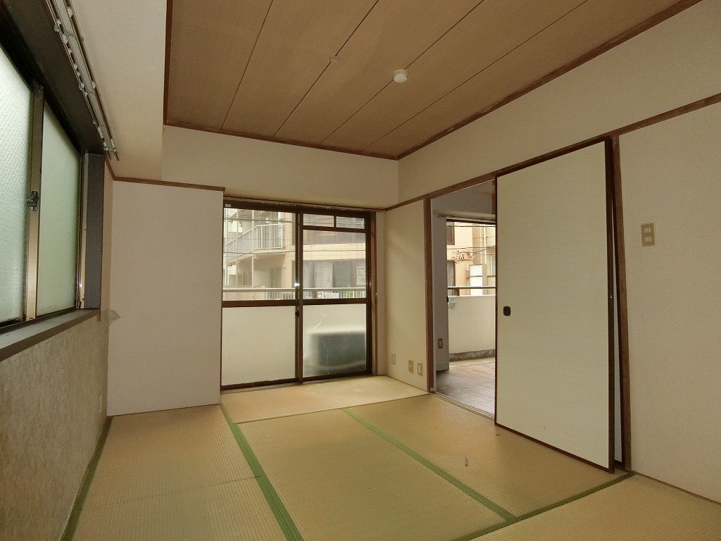 その他設備　腰窓もある和室　東向き
