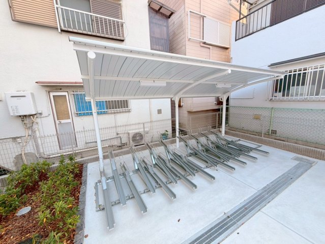 駐車場　敷地内には入居者専用の駐輪スペースもあります。