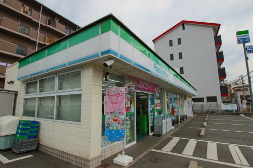 コンビニ　ファミリーマート 東大阪西堤店（コンビニ）まで522m