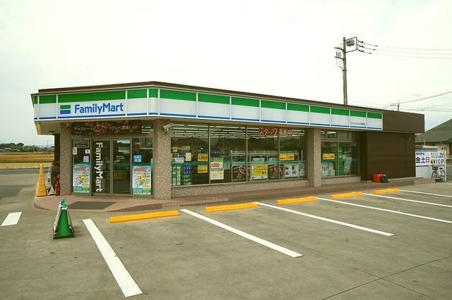 コンビニ　ファミリーマート（コンビニ）まで220m