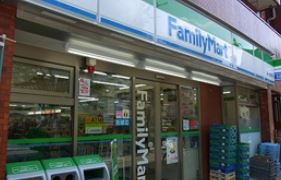 コンビニ　ファミリーマート勝どき駅前店（コンビニ）まで75m