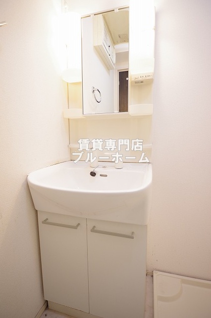 洗面設備　使いやすいシャワー付き洗面台！