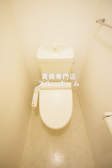 トイレ　温水洗浄機能付き便座！