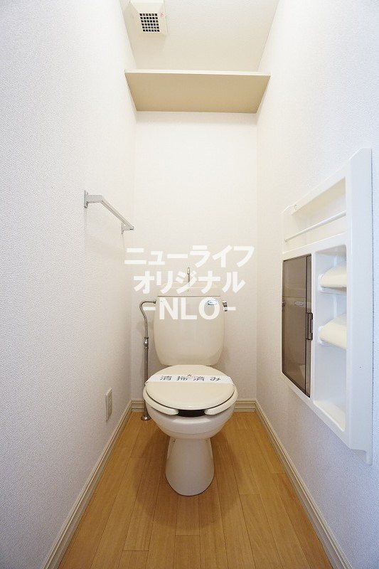トイレ　上部には吊り棚が設置されているので備品の収納に便利です☆