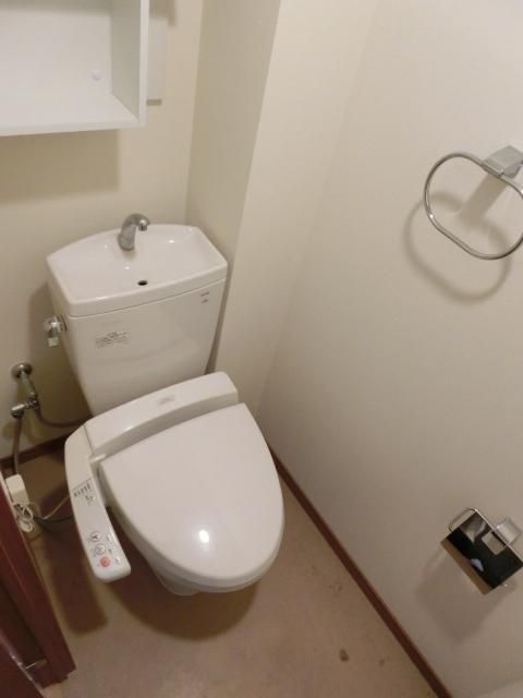 トイレ　収納付、ウォシュレット完備