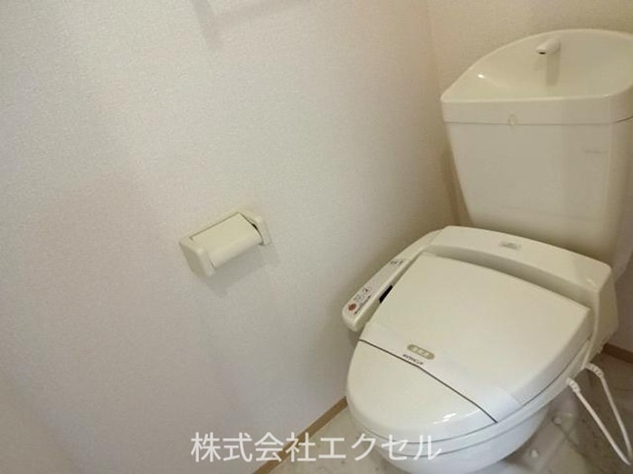 トイレ　温水洗浄便座です。