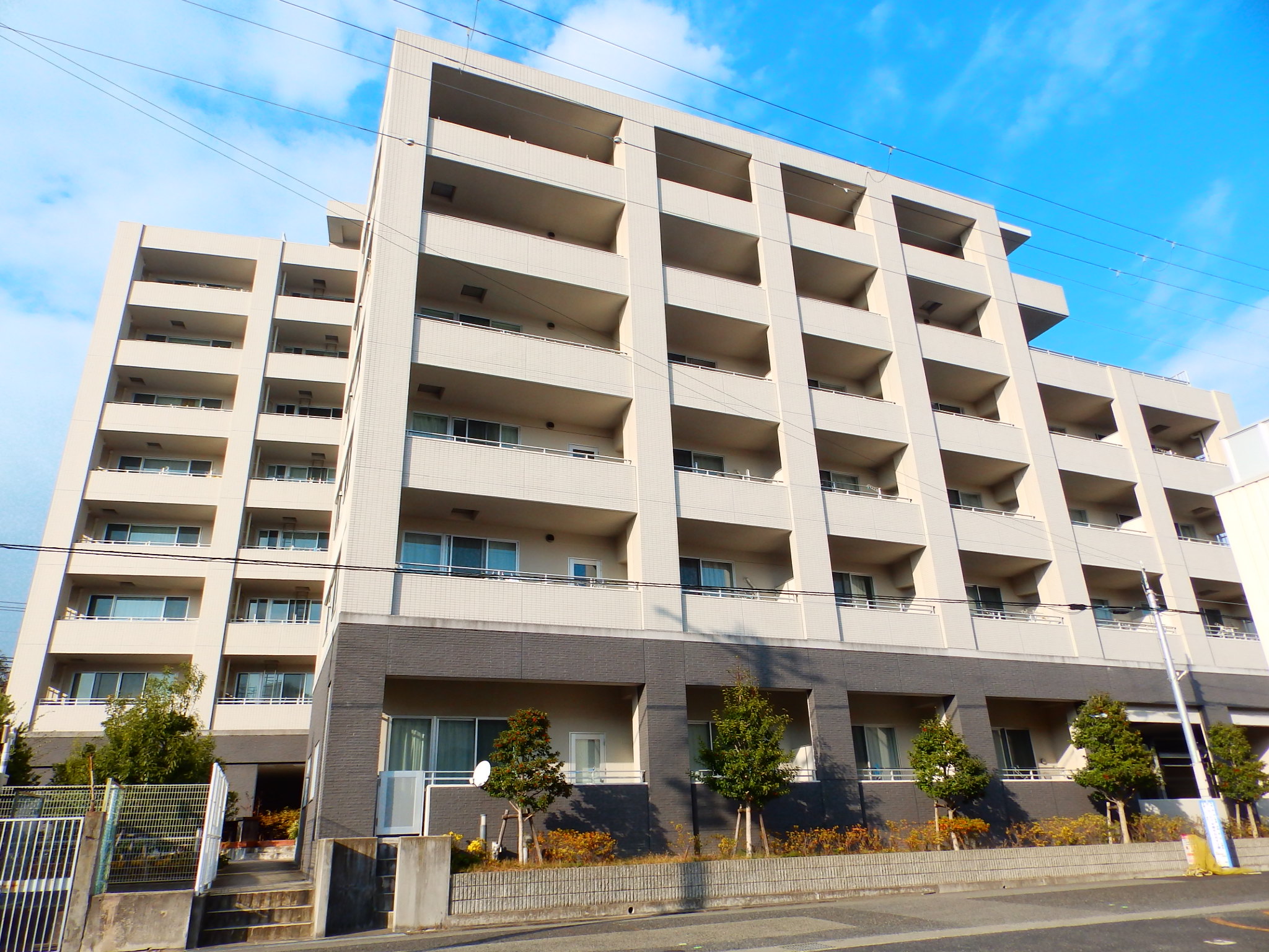 建物外観　綺麗な築浅マンションです