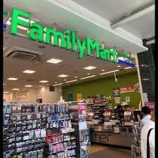 コンビニ　ファミリーマート西新宿八丁目店（コンビニ）まで110m
