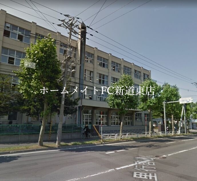 中学校　札幌市立八条中学校（中学校）まで903m