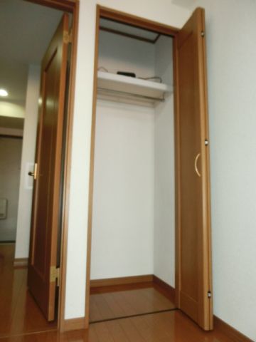 収納　クローゼットタイプの収納スペース。 （※参考写真）