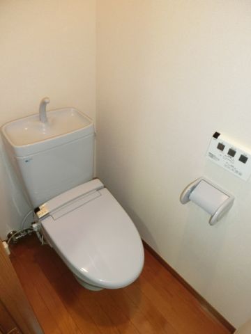 トイレ　温水洗浄便座完備。 （※参考写真）