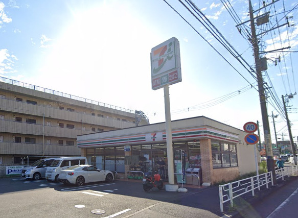コンビニ　セブンイレブン（コンビニ）まで731m