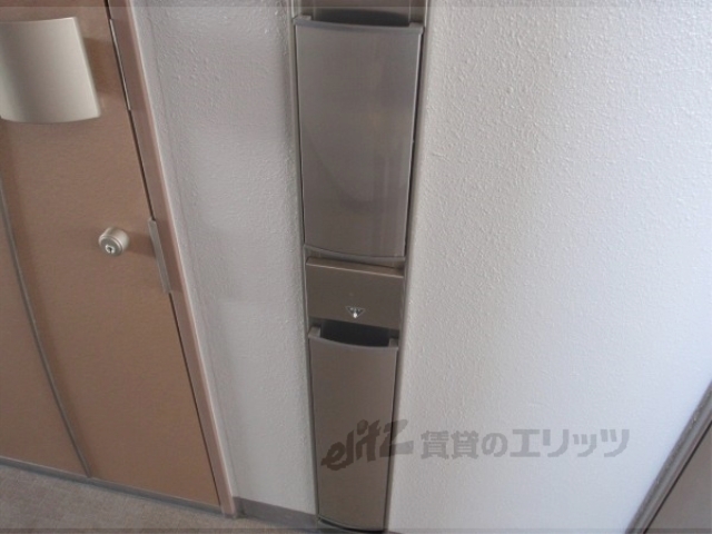 玄関　新聞受け、傘立て