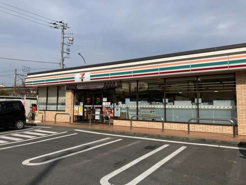 コンビニ　セブンイレブン 小田原鴨宮駅南店（コンビニ）まで498m