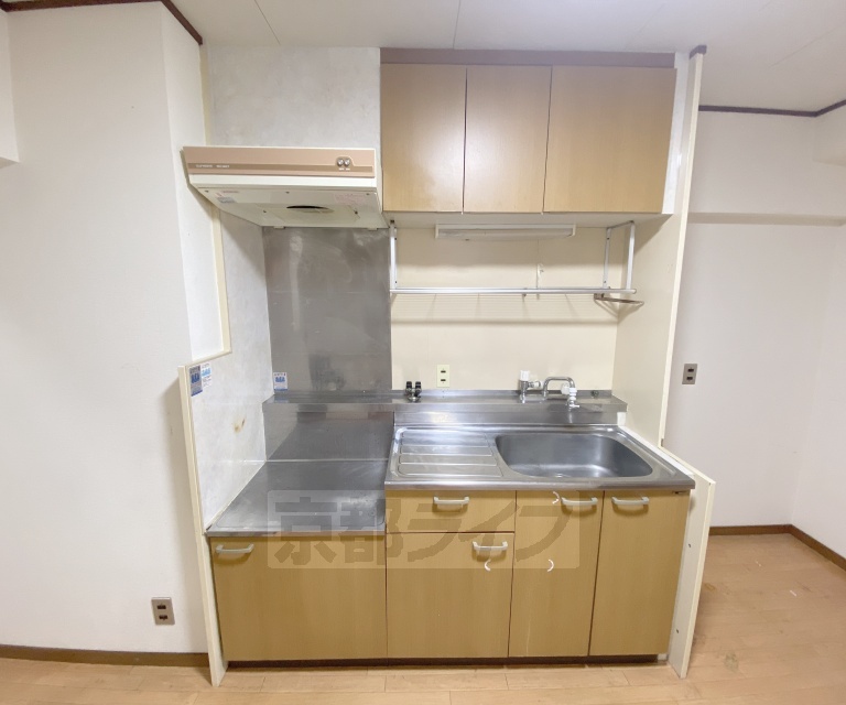 キッチン　収納スペース複数有り