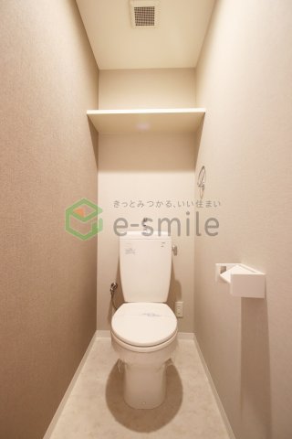 トイレ　落ち着いた色調のトイレです