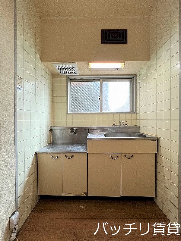キッチン　別号室タイプの為、現状を優先いたします